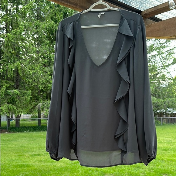 NWOT Cato Gray Blouse with Elegant Ruffle Design Women’s 26/28 - Picture 2 of 13